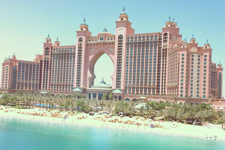 Discover the stunning architecture of the Atlantis featuring majestic towers and a picturesque beachfront all while exploring the luxurious lifestyle and rich experiences of Dubai's remarkable city.